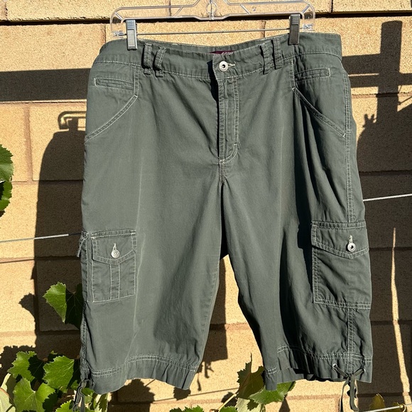 VINTAGE GREEN CARGO SHORTS Loose Fit Lightweight Multi-pocket Size-14 - Picture 2 of 10